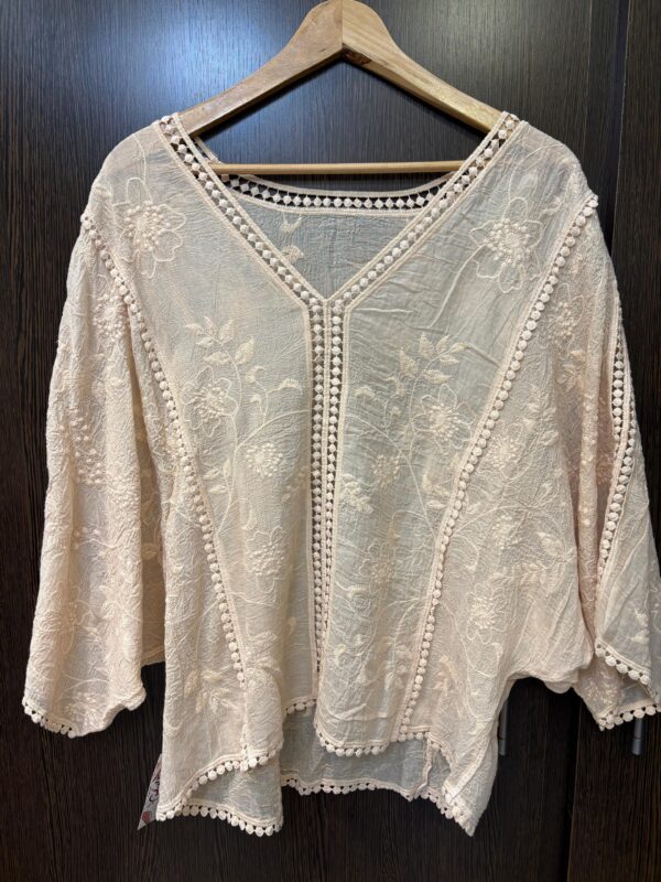 Blusa bordada manga rangla talle grande