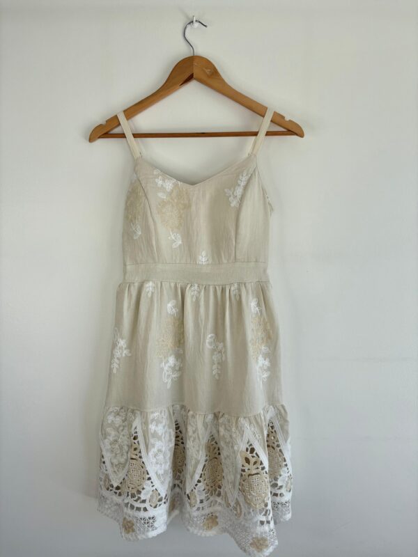 Vestido corto bordado calado