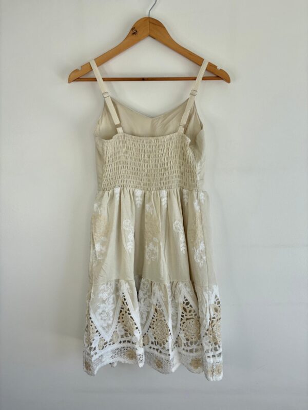 Vestido corto bordado calado