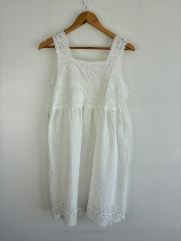 Vestido corto bordado calado