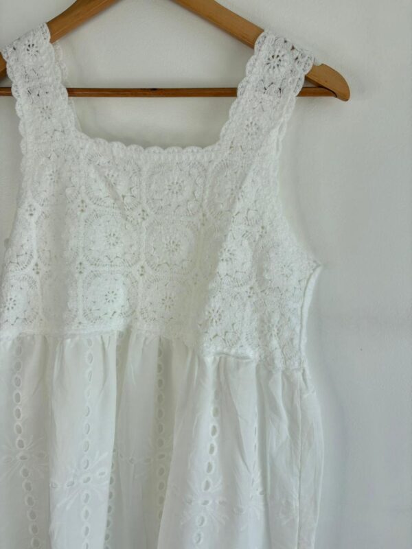 Vestido corto bordado calado