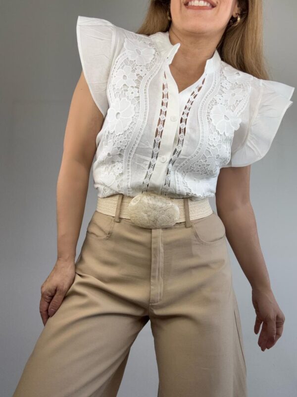 Blusa sin mangas bordada calada