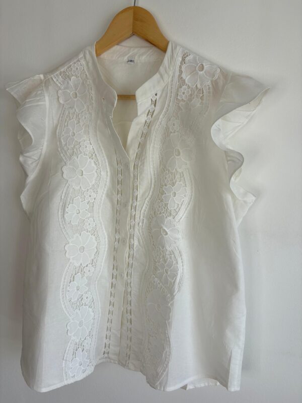 Blusa sin mangas bordada calada