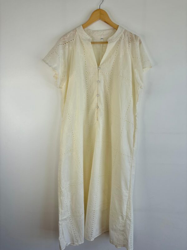 Vestido largo broderie botones talles grandes