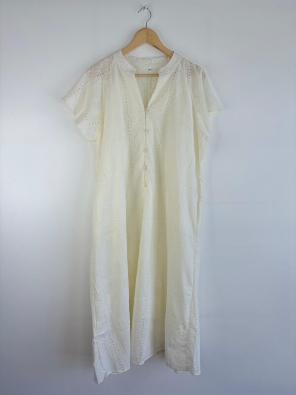 Vestido largo broderie botones talles grandes