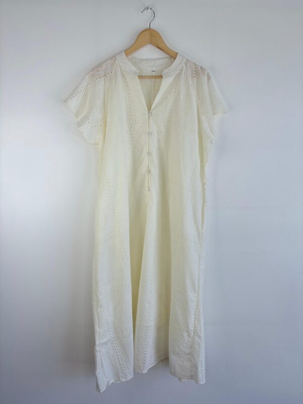Vestido largo broderie botones talles grandes