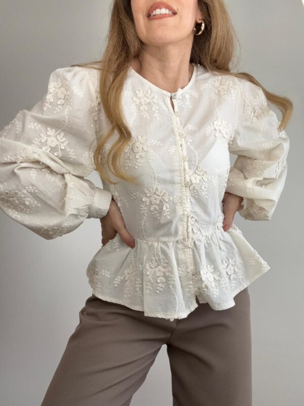 Blusa flores bordadas volados