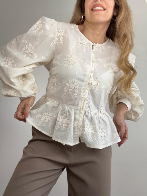 Blusa flores bordadas volados