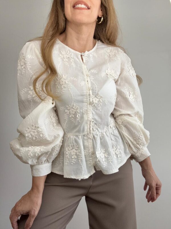 Blusa flores bordadas volados