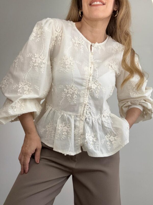 Blusa flores bordadas volados