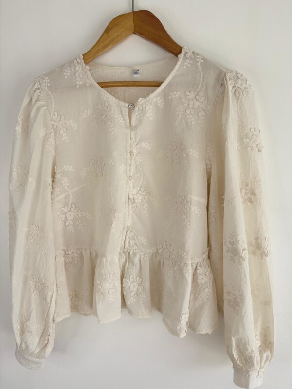 Blusa flores bordadas volados