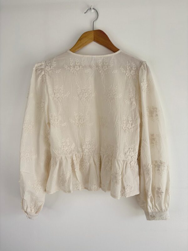 Blusa flores bordadas volados