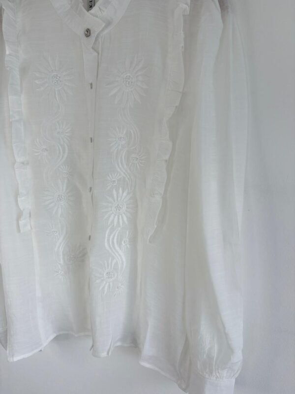 WhatsApp Image 2026-03-09 at 17.17.58 4 Blusa flores bordadas canutillos