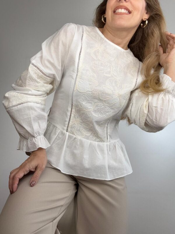 WhatsApp Image 2026-03-25 at 15.36.04 3 Blusa flores bordadas volados