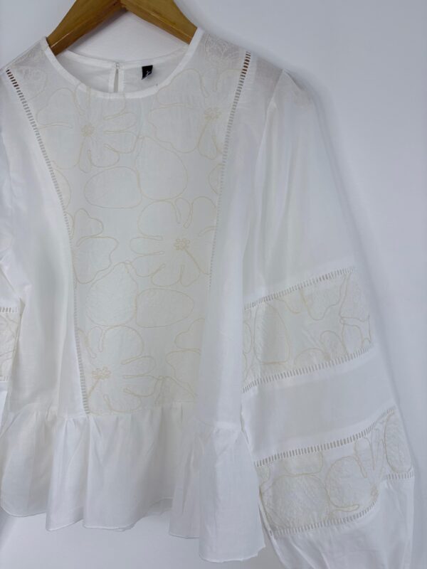 WhatsApp Image 2026-03-25 at 15.37.27 5 Blusa flores bordadas volados