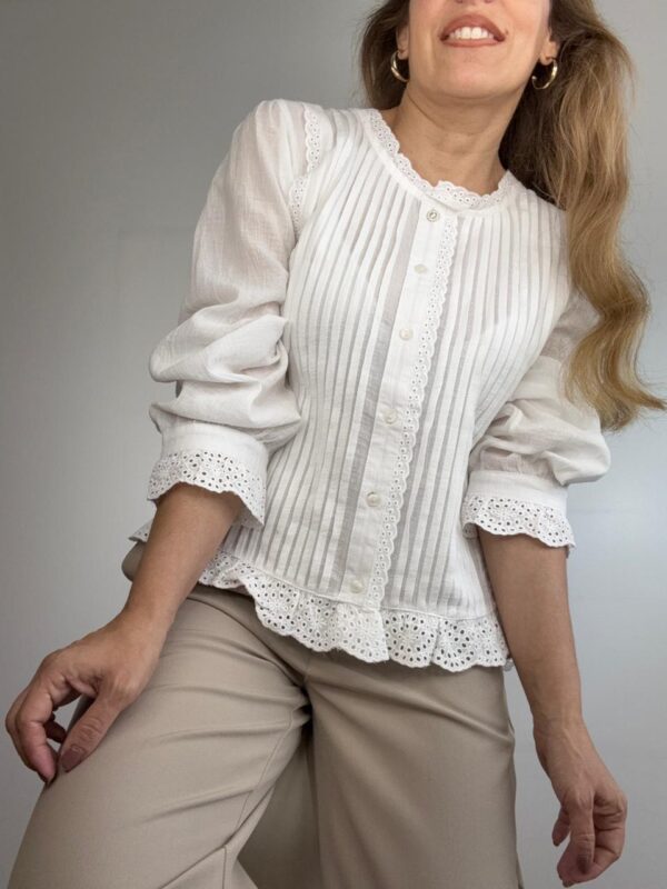 Blusa tableada puntillas