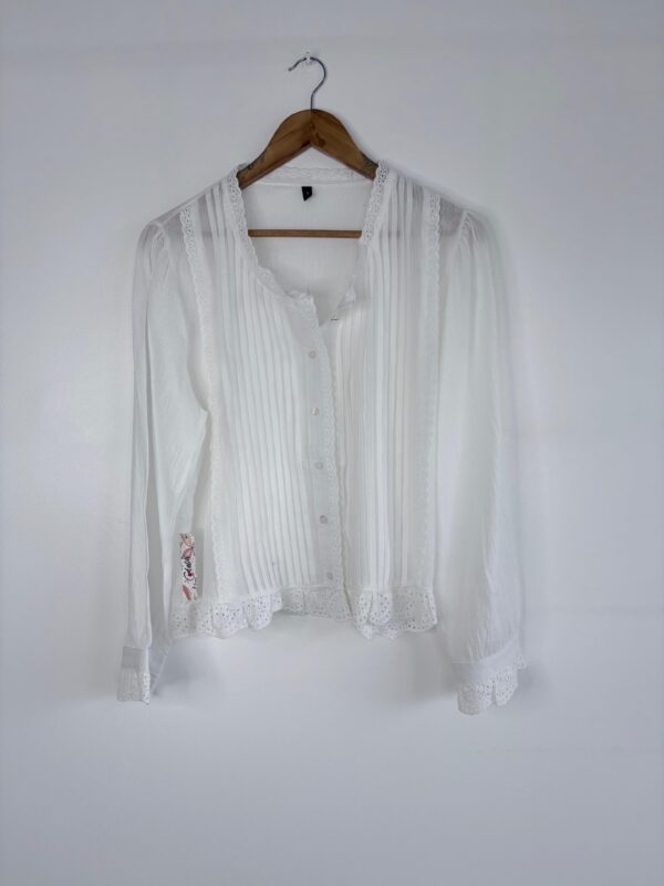 Blusa tableada puntillas