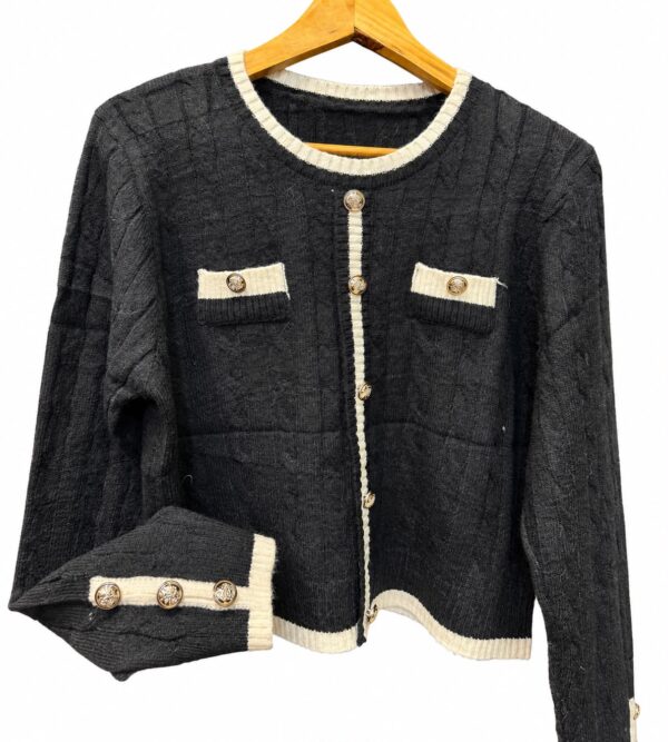 Sweater botones ribetes