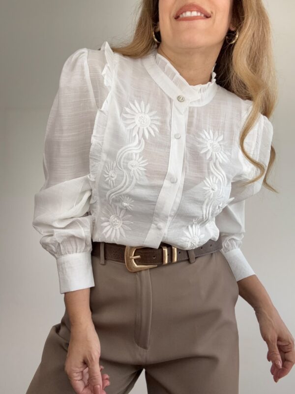 Blusa flores bordadas volados
